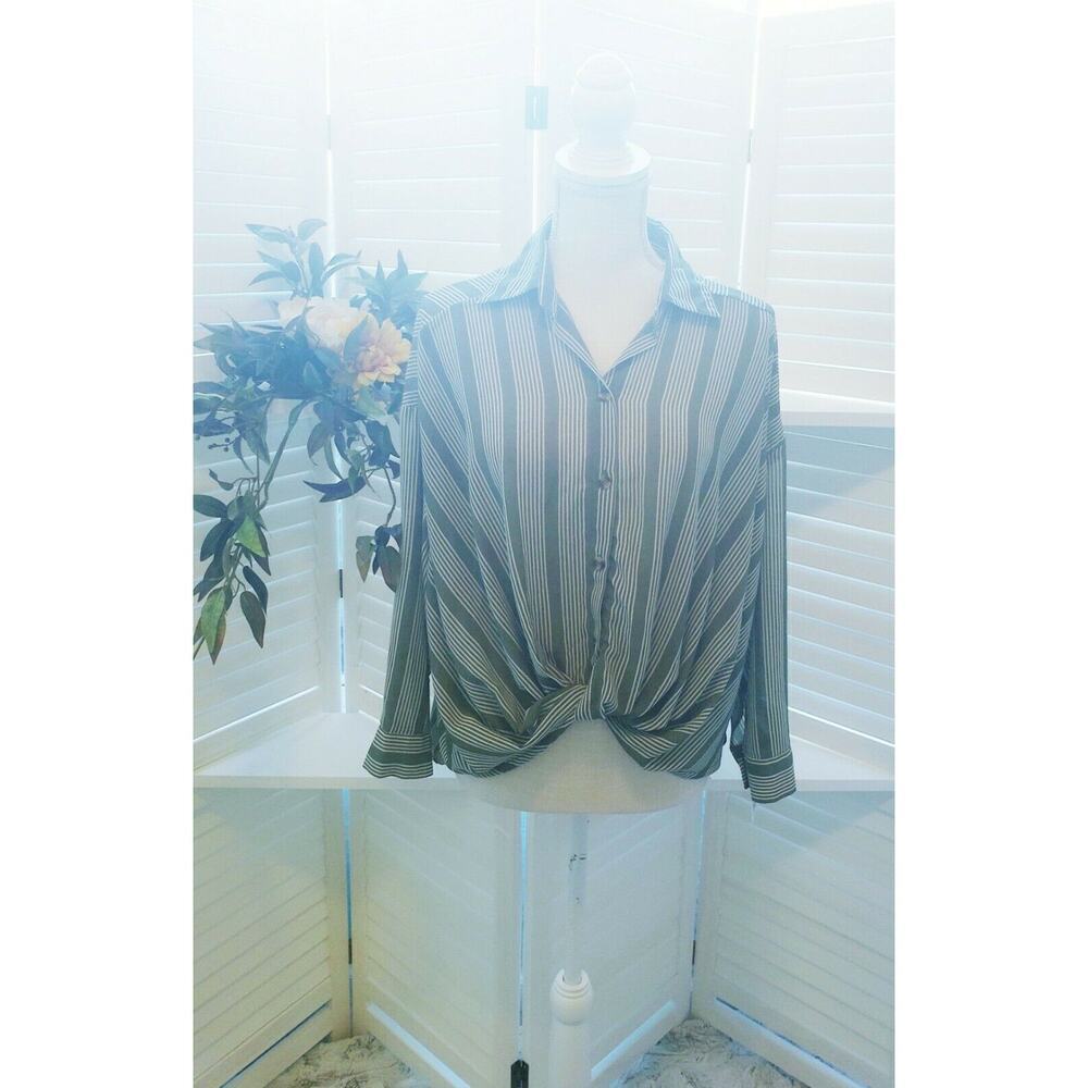 LULU'S GREEN/WHITE STRIPPED TIE FRONT BLOUSE MED